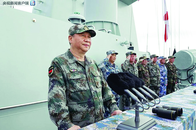 시진핑 중국 국가주석이 12일 남중국해 해상에서 최신예 함정 창사함에 올라 장병들에게 연설을 하고 있다. 시시티브이 누리집 갈무리