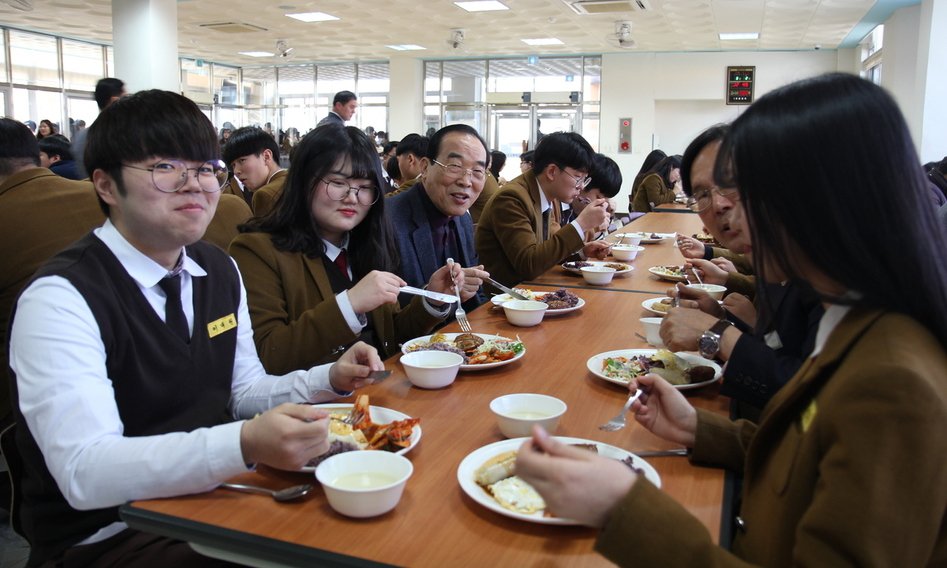 선거? 복지?…너도나도 무상급식 고교 확대