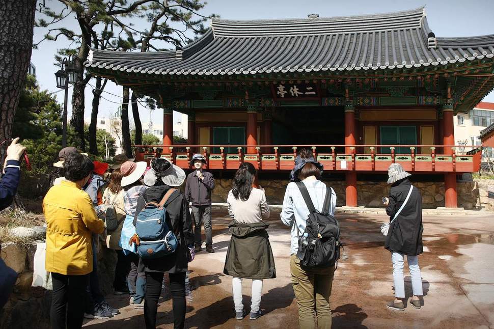 대곡박물관이 지난달 28일 연 ‘봄날 태화강변을 걸으면서 만나는 울산 역사’ 프로그램 현장(이휴정에서)