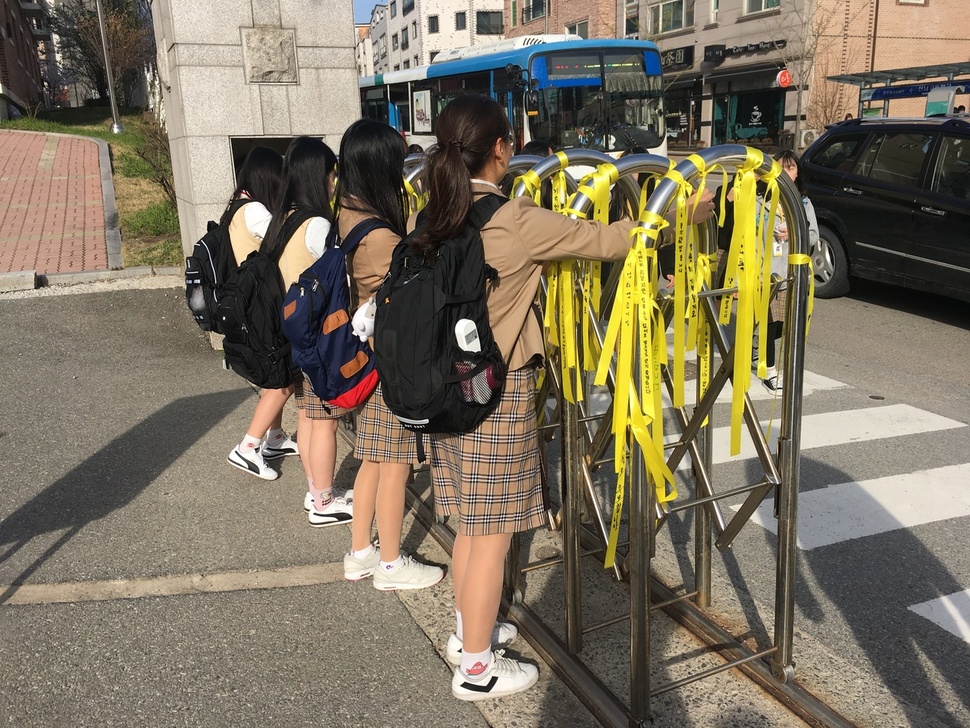 청주 산남고 학생들이 학교 입구에 세월호 추모 리본을 달고 있다.산남고 제공