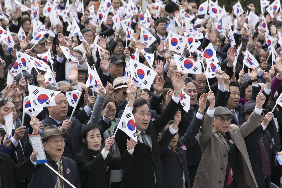 ‘제99주년 대한민국 임시정부 수립 기념식’이 13일 오전 서울 용산구 백범김구기념관 앞 야외광장에서 열려, 피우진 국가보훈처장(앞줄 왼쪽 둘째부터)과 이낙연 국무총리, 박유철 광복회장 등이 임시정부성립을 축하하며 태극기를 든 채로 만세를 외치고 있다. 김성광 기자