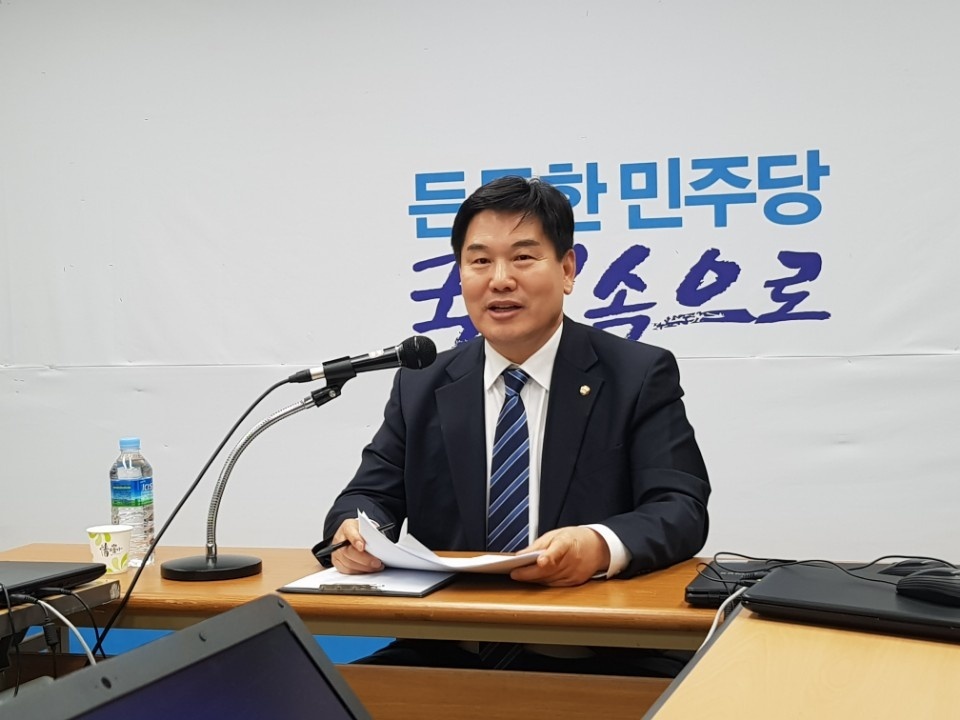 홍의락 더불어민주당 대구시당 공직선거후보자추천관리위원회 위원장이 13일 오후 3시 민주당 대구시당 회의실에서 6·13 지방선거 대구 민주당 2차 공천 추천자 명단을 발표하고 있다.