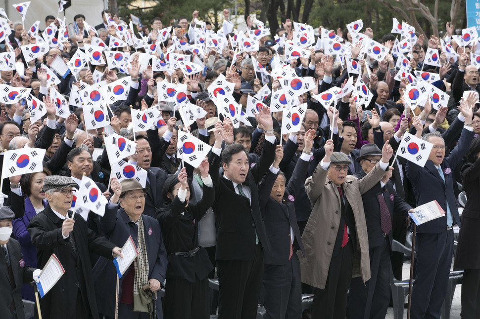 ‘제99주년 대한민국 임시정부 수립 기념식’이 13일 오전 서울 용산구 백범김구기념관 앞 야외광장에서 열려, 이낙연 국무총리가 임시정부성립을 축하하며 태극기를 든 채로 만세를 외치고 있다. 김성광 기자 flysg2@hani.co.kr