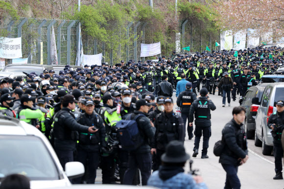 12일 오전 경찰이 경북 성주군 초전면 진밭교에 모이고 있다. 경찰은 이날 3천여명을 동원해 사드반대 주민을 해산시킬 예정이다. 성주/연합뉴스