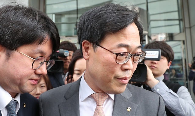 [한겨레 사설] 김기식 금감원장, 이젠 스스로 결단 내릴 때다