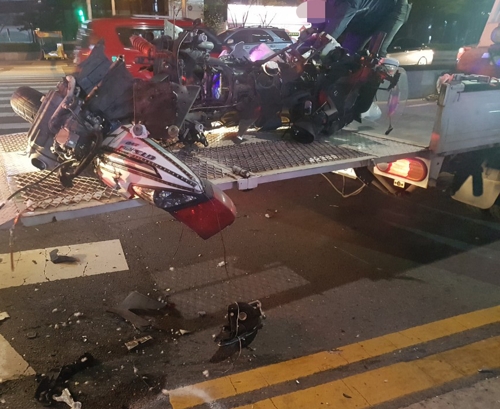 11일 오후 대구 서구 둔산동에서 뺑소니 사고로 부서진 오토바이. 연합뉴스