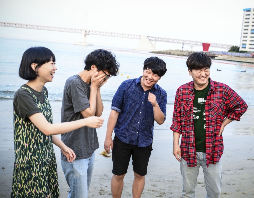 부산의 4인조 밴드 세이수미. 바다의 흥겨움을 표현한 서프 록을 표방하는 이들은 연습실 바로 앞 광안리 바다를 보며 느낀 것을 음악으로 표현한다. 일렉트릭 뮤즈 제공.