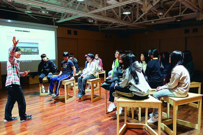 파쿠르 수업을 듣고 있는 서울 오디세이학교 하자센터 학생들. 한겨레교육 제공