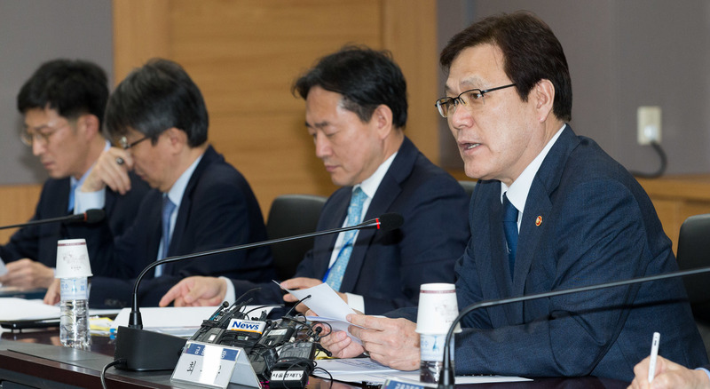 최종구 금융위원장이 16일 금융업권별 협회장이 참석하는 가계부채 관리 간담회를 열고 있다. 금융위 제공