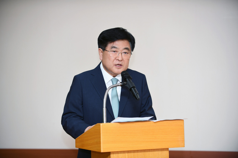 현대중공업지주 권오갑 대표이사(그룹 부회장)이 16일 서울 계동 현대빌딩에서 열린 기자간담회에서 인사말을 하고 있다. 현대중공업그룹 제공