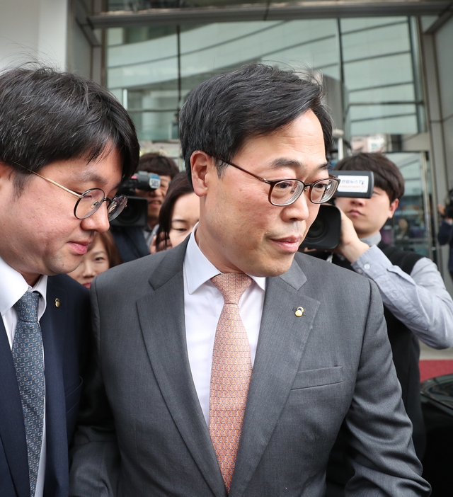 김기식 금융감독원장이 지난 13일 오전 서울 영등포구 금융투자협회에서 열린 자산운용 대표이사 간담회를 마친 뒤 차에 오르고 있다. 백소아 기자 thanks@hani.co.kr