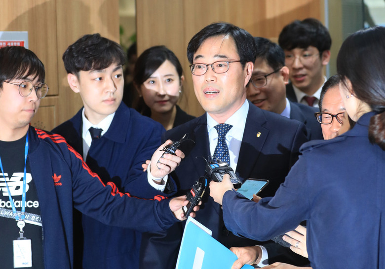 김기식 금융감독원장이 16일 오후 서울 마포구 저축은행중앙회에서 열린 저축은행 최고경영자 간담회 행사장으로 들어서며 취재진 질문에 답하고 있다. 연합뉴스