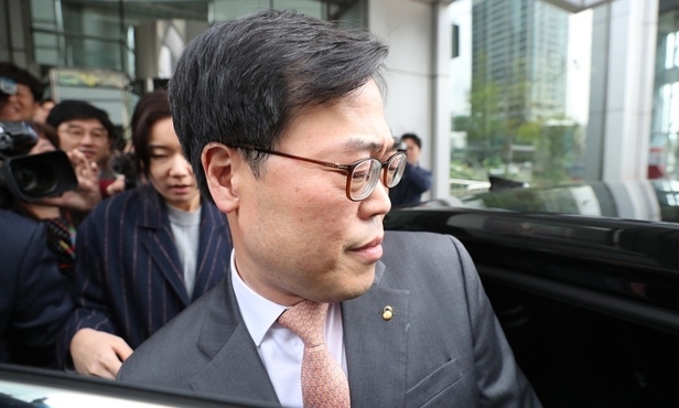 [한겨레 사설] 선관위 ‘위법’ 결정으로 결국 물러난 김기식 원장