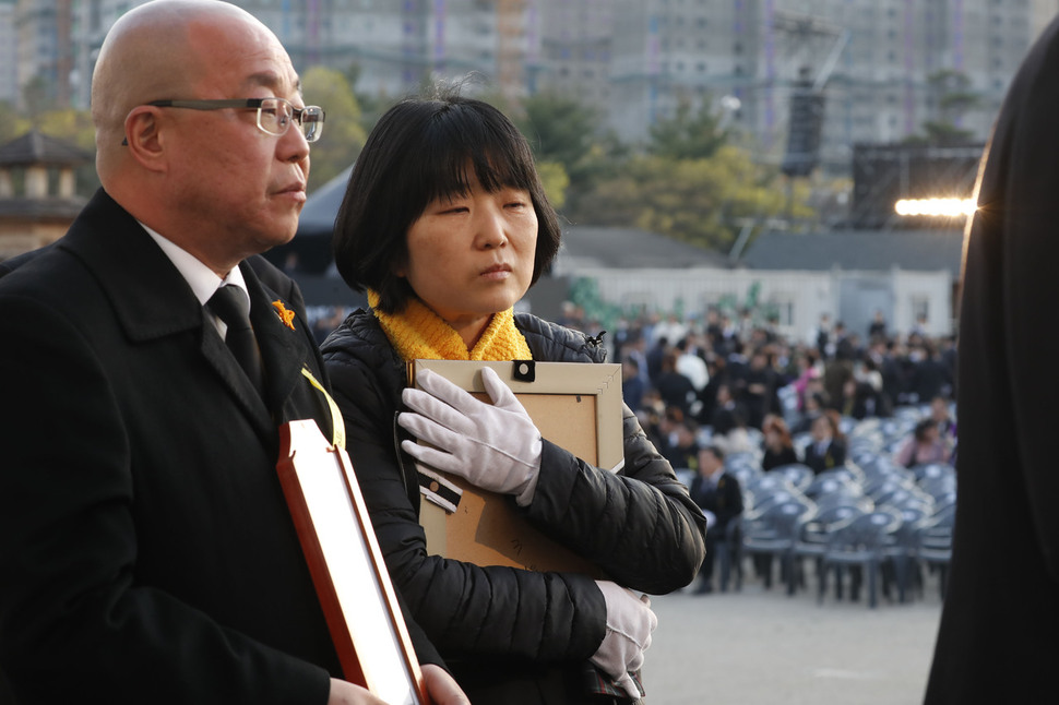 유예은 양의 어머니 박은희 씨가 딸의 영정을 두 팔로 꼭 껴안고 있습니다.