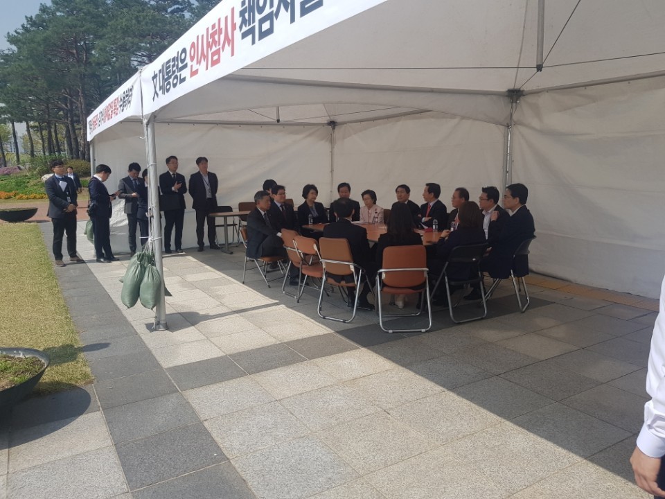 17일 오전 자유한국당 의원들이 서울 여의도 국회의사당 본청 계단 앞에 차려진 천막 ‘헌정 수호 투쟁 본부’에서 회의를 진행하고 있다.