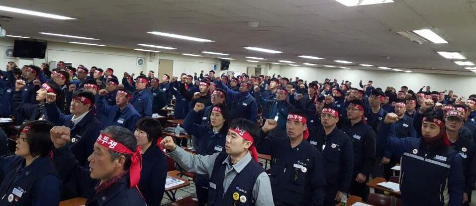 금속노조 현대중공업지부는 지난 16일 임시대의원대회를 열고 회사 쪽의 일방적인 희망퇴직 등 구조조정에 맞서 쟁의행위를 결의했다. 금속노조 현대중공업지부 제공