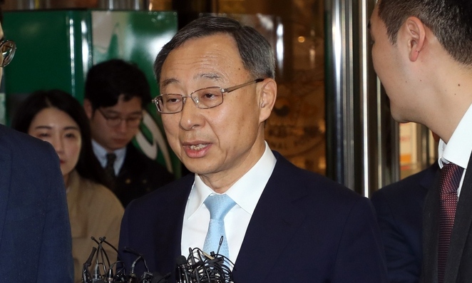 경찰, 황창규 회장 소환 조사…KT 안팎서 ‘거취’ 공방 가열