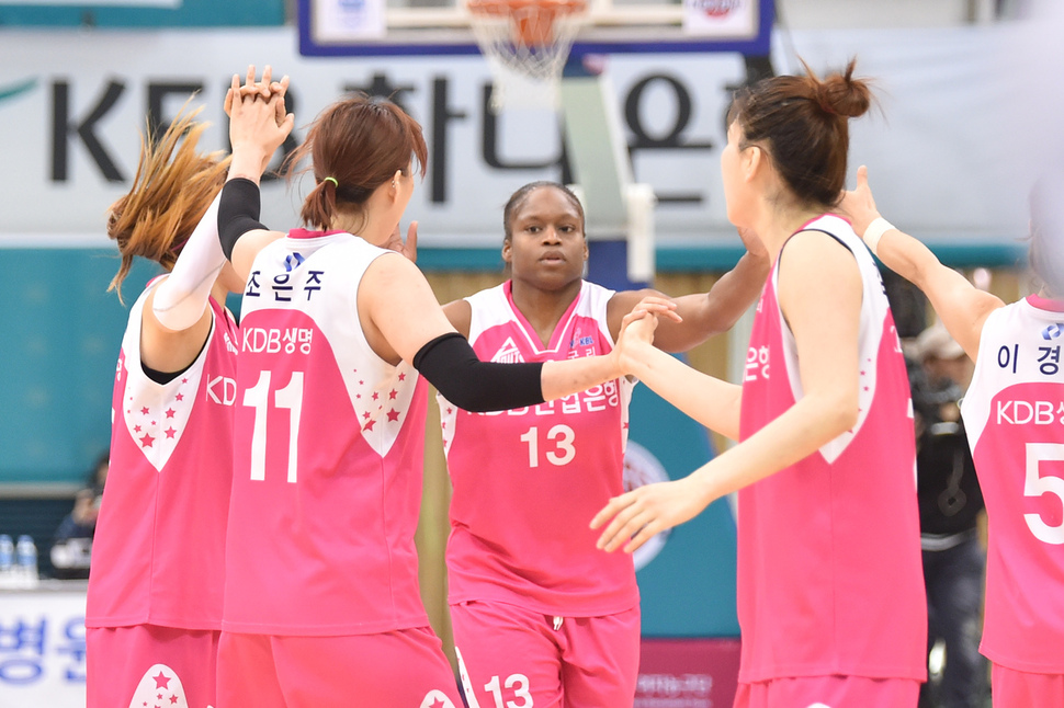 케이디비(KDB)생명 선수들. 한국여자농구연맹(WKBL) 제공