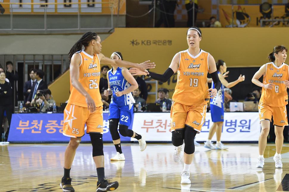 미국여자프로농구(WNBA) 신인 드래프트에서 지명된 박지수(가운데)가 미국 프로 무대에 도전하기 위해 다음주 초 출국한다. 사진은 지난 3월 챔피언결정전 모습. 한국여자농구연맹(WKBL) 제공