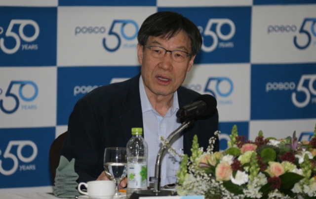 권오준 포스코 회장이 창립 50주년 기념일을 하루 앞둔 지난달 31일 기자간담회를 열어 미래 전략에 대해 밝히고 있다. 포스코 제공