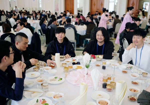 남측예술단 평양 방문 3일차. 남측예술단 와이비(YB) 일행이 옥류관 평양냉면으로 점심식사를 하고 있다. 2018.4.2 평양공연 사진공동취재단