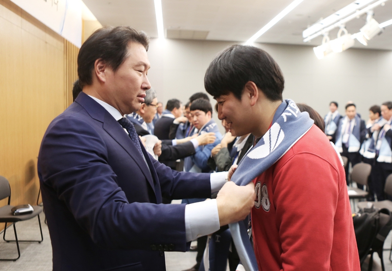 최태원 에스케이 SK 회장이 19일 오후 서울 연세대 백양누리에서 열린 ‘제3회 사회성과인센티브 어워드’에서 사회적기업 빅이슈 코리아 안병훈 대외협력국장에게 머플러를 걸어주며 축하하고 있다. 에스케이 제공