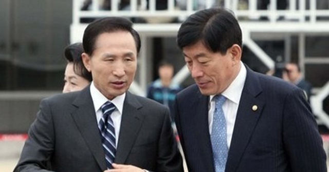 이명박 전 대통령과 원세훈 전 국정원장. 한겨레 자료사진