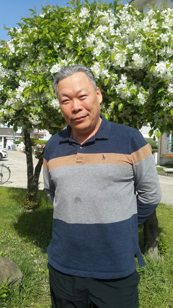 11년 만에 네번째 시집 <서울은 왜 이렇게 추운 겨>를 내고 활짝 핀 봄꽃 나무 아래에 선 유용주 시인. “올 가을에는 산문집을 낼 계획이고, 중단편 소설도 한권 분량이어서 책으로 묶으려 한다”고 말했다. 유용주 시인 제공