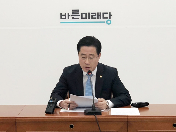 이태규 바른미래당 의원이 19일 오전 국회에서 미국존스홉킨스대 한미연구소(USKI)폐쇄 관련 문제점을 지적하는 기자회견을 하고 있다. 연합뉴스