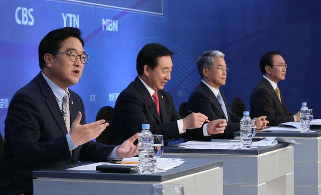 19일 오전 서울 세종문화회관 세종홀에서 열린 한국방송기자클럽 초청 개헌 토론회 에서 더불어민주당 우원식 원내대표가 발언하고 있다. 왼쪽부터 더불어민주당 우원식, 자유한국당 김성태, 바른미래당 김동철, '평화와 정의의 의원모임' 노회찬 원내대표. 국회사진기자단