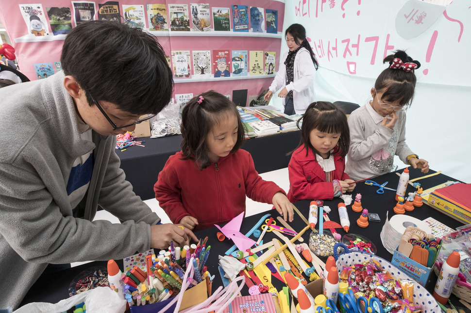 '2018 세계 책과 저작권의 날'을 맞아 22일 오전 서울 종로구 광화문광장에서 '누구나 책 어디서나 책' 행사가 열려 참가 어린이들이 첵갈피를 만들고 있다. 김성광 기자