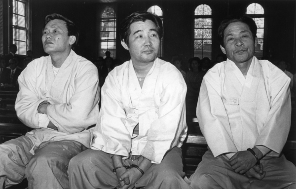 1973년 유신 헌법 반대를 외치다 구속된 ‘야당 3총사’. 왼쪽부터 조윤형, 김상현, 조연하 당시 신민당 의원.