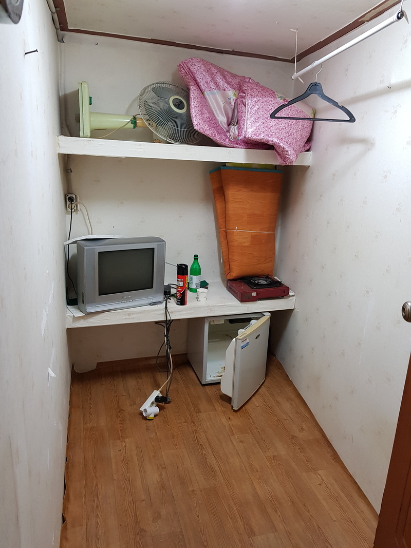 벌금 150만원을 못내 노역장에 유치된 뒤 이틀 만에 숨진 김아무개씨의 방. 집주인은 김씨가 숨진 뒤 유가족에게 알리지 않고 김씨의 담요와 옷가지 등을 치웠다.