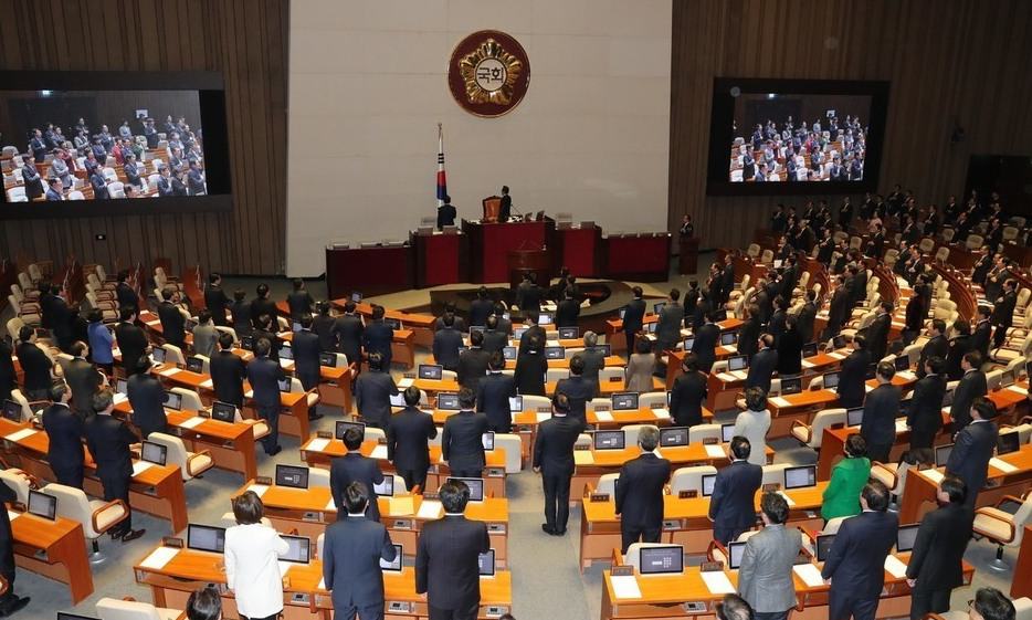 [한겨레 사설] 국회가 제 할 일 못해 끝내 물 건너간 ‘6월 개헌’