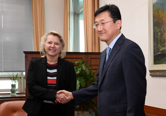 윤순구 외교부 차관보(오른쪽)가 23일 서울 외교부 청사에서 수전 손턴 미국 국무부 동아시아 태평양 담당 차관보 대행과 만나 악수하고 있다. 연합뉴스