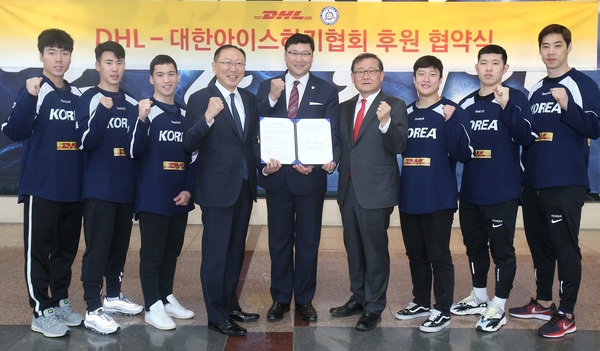 대한아이스하키협회 정몽준 회장과 백지선 남자대표팀 감독, 선수들이 지난 19일 디에이치엘(DHL) 코리아와 후원 협약식에 참석해 포즈를 취하고 있다. 대한아이스하키협회 제공