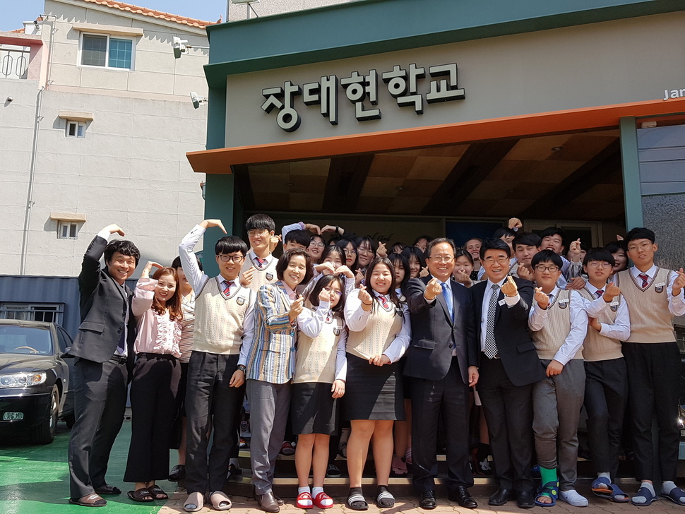김석준 부산시교육감(앞줄 오른쪽 다섯째)이 지난 20일 장대현학교를 떠나기 직전 학생들과 파이팅을 외치고 있다.