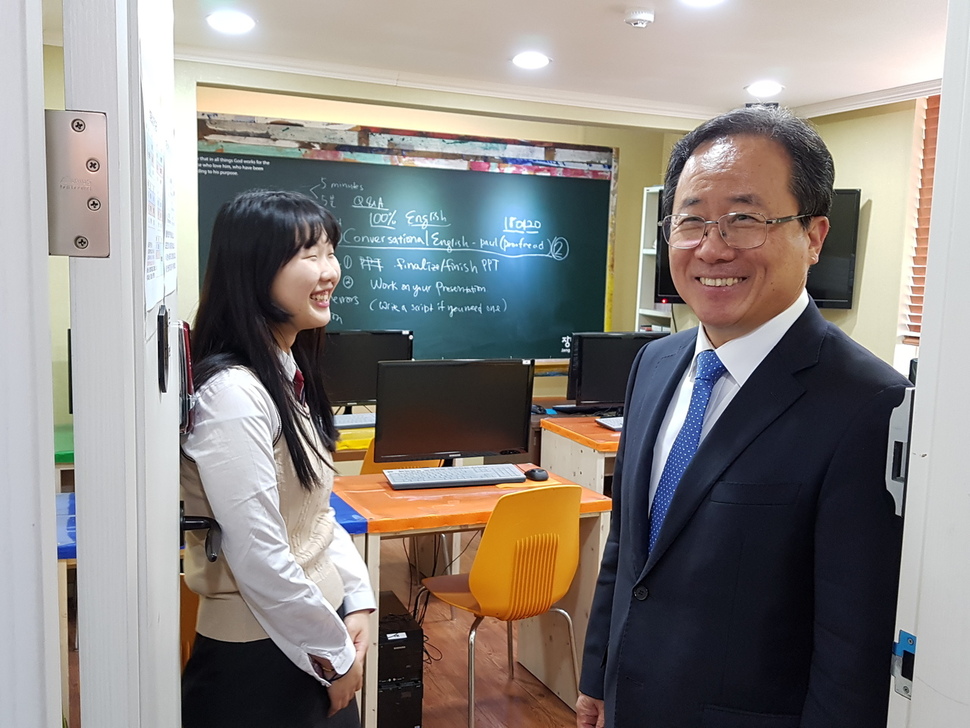 김석준 부산시교육감이 장대현학교 학생 대표의 안내를 받으며 교실을 둘러보고 있다.