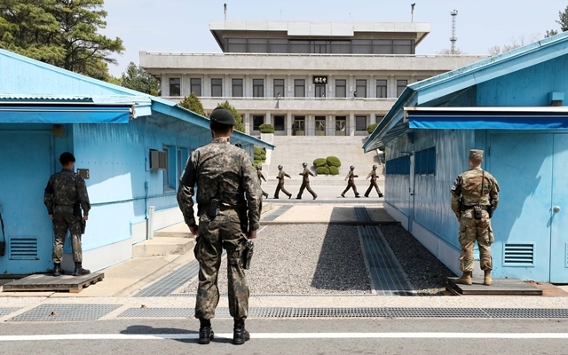 남북정상회담을 일주일여 앞둔 18일 경기도 파주 판문점에서 한국 경비병 너머로 북측 경비병들이 근무 교대를 하고 있다. 2018.04.19. /청와대사진기자단