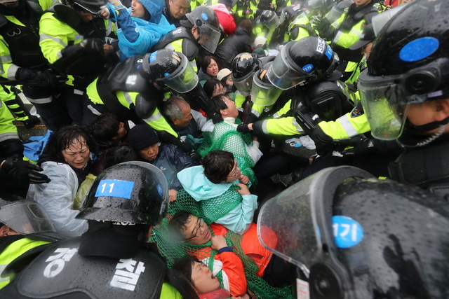 23일 오전 경북 성주군 초전면 소성리 진밭교 주변에서 경찰이 사드 공사 강행에 반대하는 시민들을 강제로 해산하고 있다. 김일우 기자 cooly@hani.co.kr