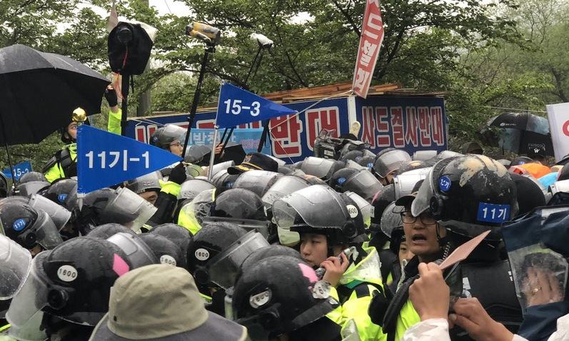 ‘공사장비 반입’ 사드기지서 충돌…성주 주민들 “반대집회 이어갈것”