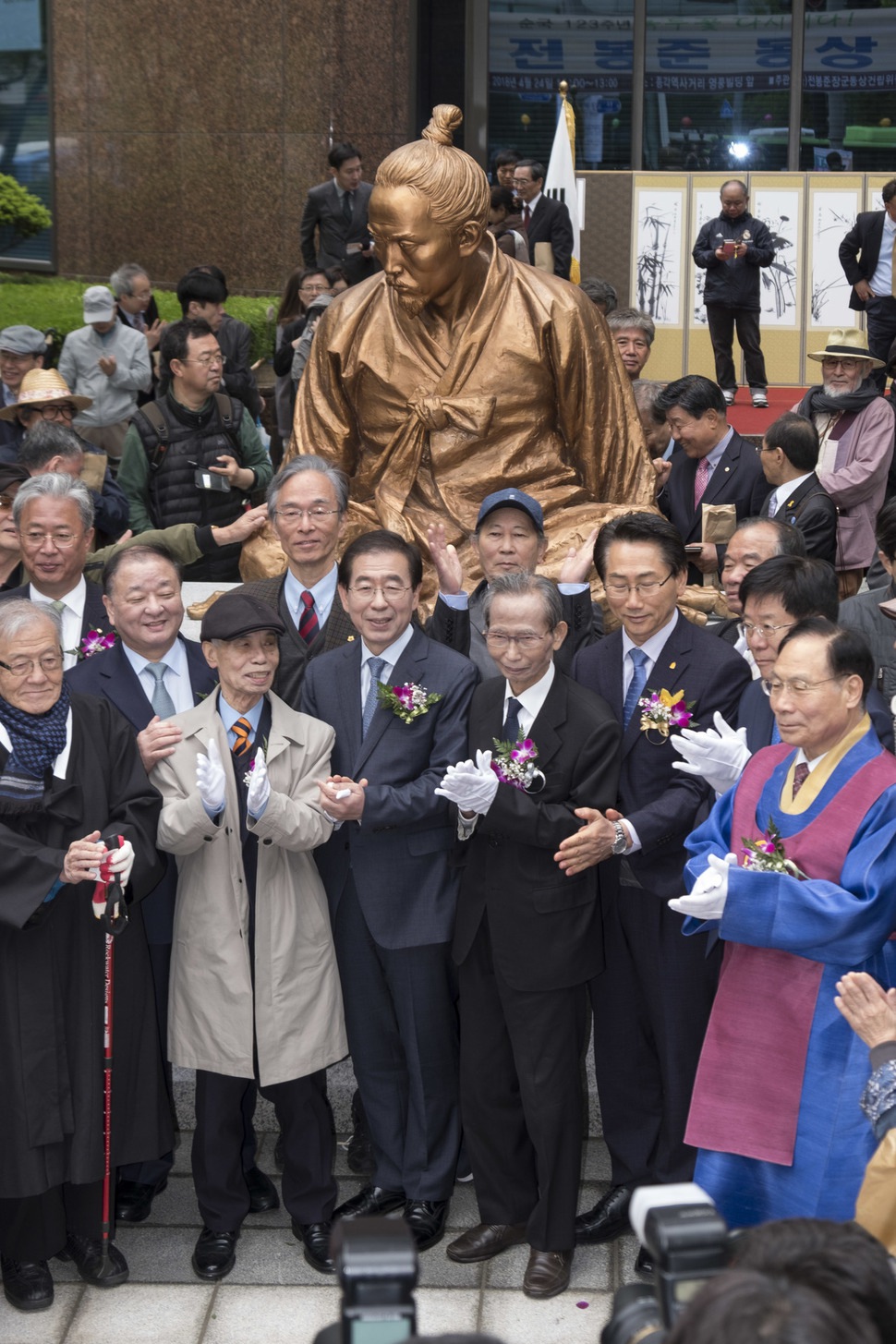 전봉준장군동상건립위원회가 24일 오전 서울 종로구 종각역 5, 6번 출구 사이에서 동상 제막식을 열어 참석자들이 동상 앞에서 기념촬영을 하고 있다. 김성광 기자