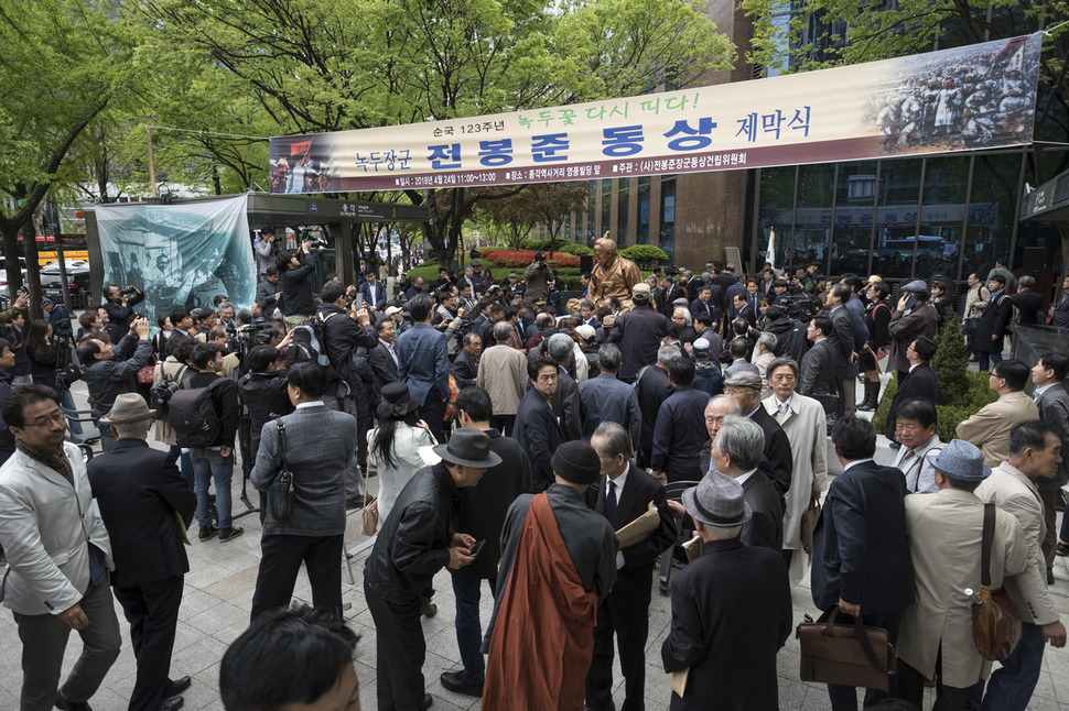 전봉준장군동상건립위원회가 24일 오전 서울 종로구 종각역 5, 6번 출구 사이에서 동상 제막식을 열어 참석 시민들이 동상을 구경하고 있다. 김성광 기자