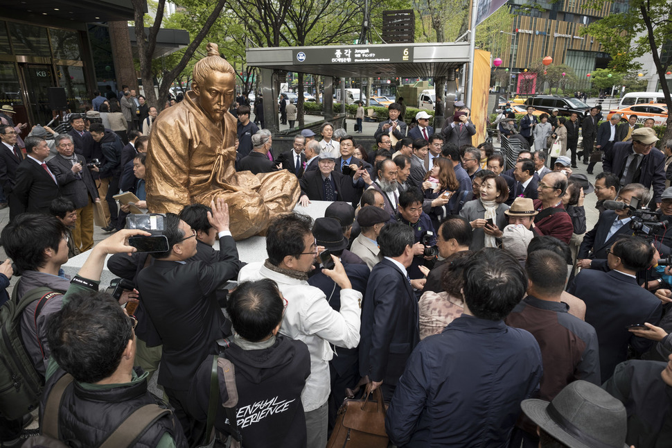 전봉준장군동상건립위원회가 24일 오전 서울 종로구 종각역 5, 6번 출구 사이에서 동상 제막식을 열어 참석 시민들이 동상을 구경하고 있다. 김성광 기자