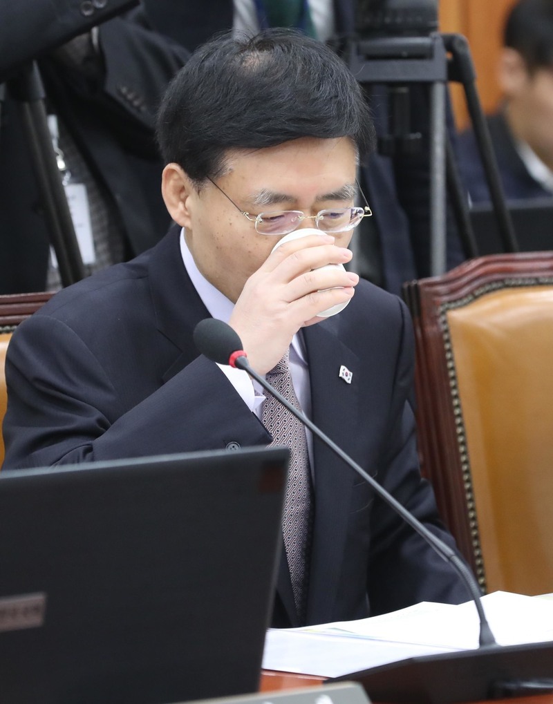 최교일 자유한국당 의원이 지난 2월 국회 기획재정위원회 전체회의에서 물을 마시고 있다. 강창광 기자 chang@hani.co.kr