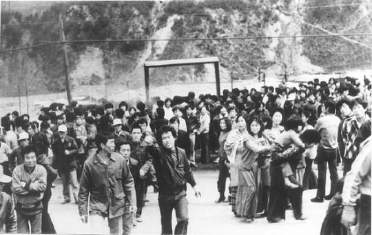 1980년 4월 사북항쟁 당시 사북읍을 점거한 탄광 노동자와 가족 등 6000여명의 저항은 나흘 동안 계속됐다. 이 과정에서 경찰관 1명이 죽고 민간인·경찰 160여명이 다치는 등 대규모 유혈 사태를 빚었다. 신군부는 사태가 진정되자 관련자를 잡아들여 고문과 폭력을 가했고, 주동자 등 81명을 계엄포고령법 위반 등의 혐의로 구속했다. 사북항쟁동지회 제공