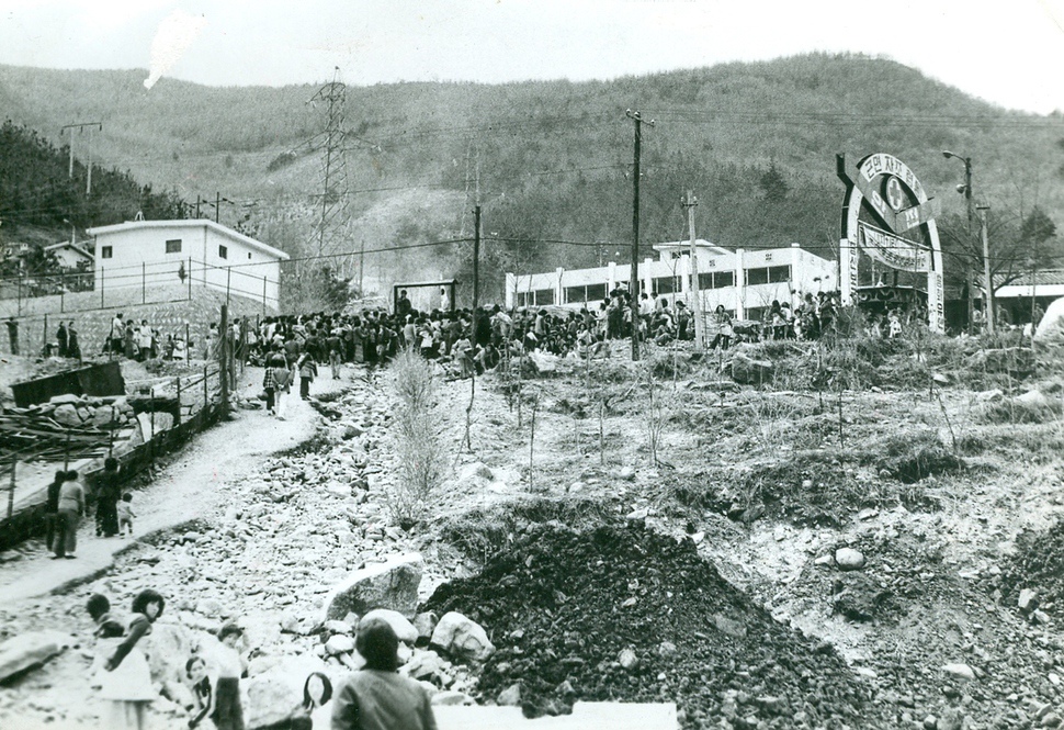 1980년 4월 사북항쟁 당시 사북읍을 점거한 탄광 노동자와 가족 등 6000여명의 저항은 나흘 동안 계속됐다. 이 과정에서 경찰관 1명이 죽고 민간인·경찰 160여명이 다치는 등 대규모 유혈 사태를 빚었다. 신군부는 사태가 진정되자 관련자를 잡아들여 고문과 폭력을 가했고, 주동자 등 81명을 계엄포고령법 위반 등의 혐의로 구속했다. 정선군청 제공