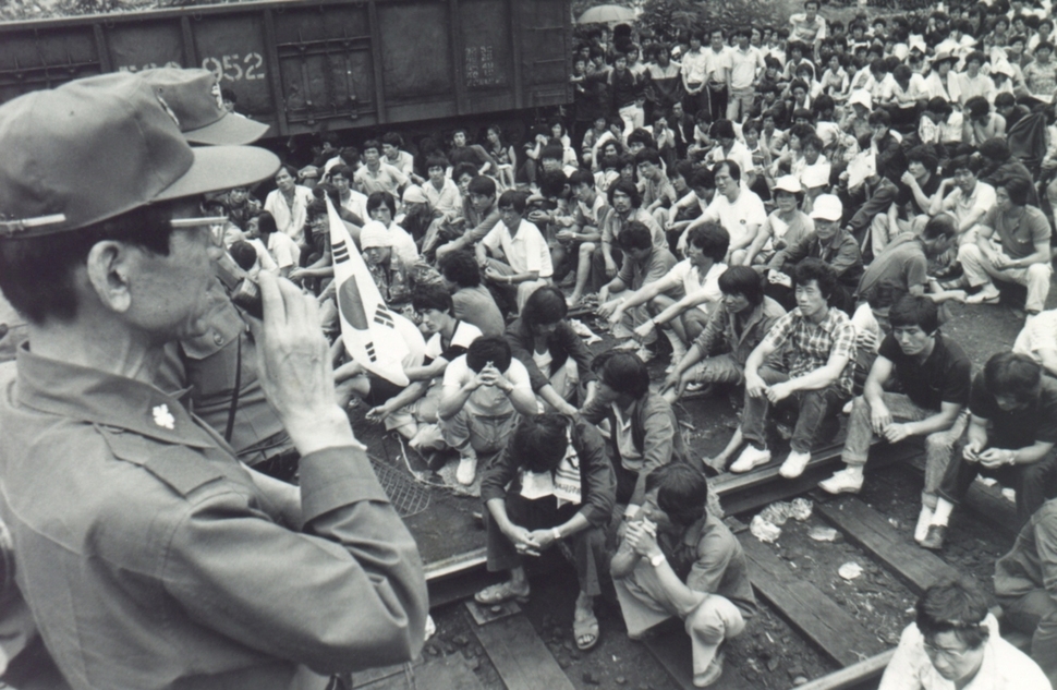 1980년 4월 사북항쟁 당시 사북읍을 점거한 탄광 노동자와 가족 등 6000여명의 저항은 나흘 동안 계속됐다. 이 과정에서 경찰관 1명이 죽고 민간인·경찰 160여명이 다치는 등 대규모 유혈 사태를 빚었다. 신군부는 사태가 진정되자 관련자를 잡아들여 고문과 폭력을 가했고, 주동자 등 81명을 계엄포고령법 위반 등의 혐의로 구속했다. 정선군청 제공