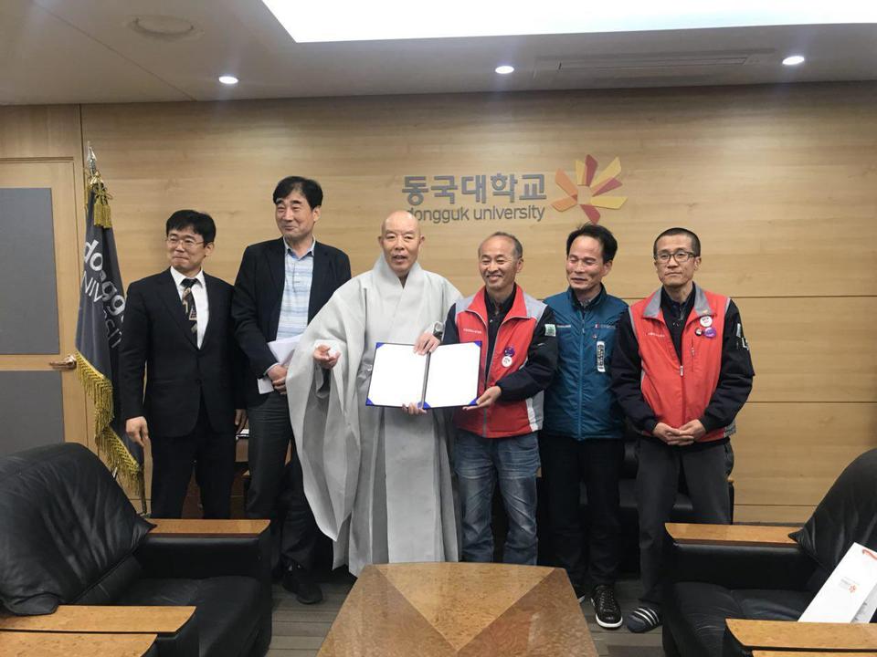 동국대와 동국대 청소노동자 노동조합 쪽은 24일 오후 서울 중구 동국대 본관 총장실에서 청소노동자 사태 타결을 위한 합의서에 서명했다. 왼쪽 둘째부터 양한웅 조계종 사회노동위원회 위원장, 한태식 동국대 총장, 김형수 민주일반연맹 서울일반노조 위원장, 이선인 민주일반연맹 공동위원장, 오종익 서울일반노조 동국대분회장. 민주노총 제공