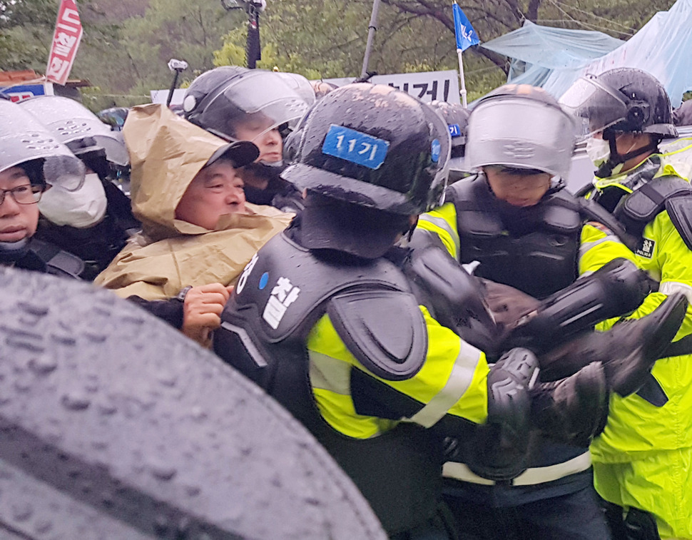 23일 오전 경북 성주군 초전면 소성리 사드(THAAD·고고도 미사일 방어체계) 기지 인근 진밭교에서 경찰이 사드기지 건설 반대 단체 주민을 해산하고 있다. 2018.4.23 연합뉴스